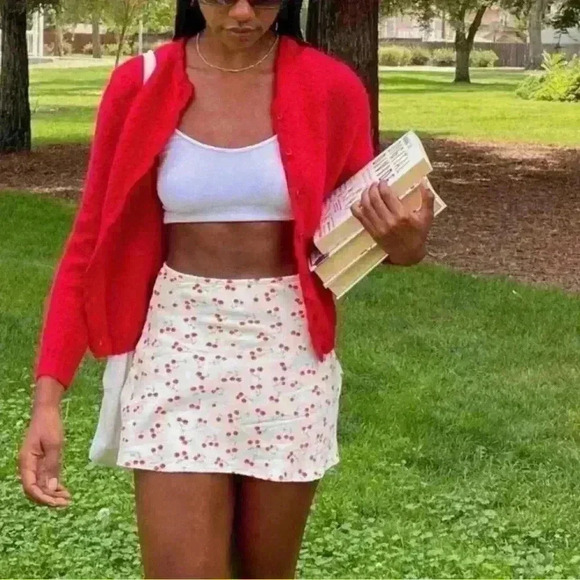 NWT Zara Cherry Mini Skirt 100% Viscose
Size Large - Picture 1 of 7